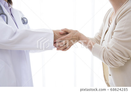 Doctors and patients shaking hands Doctors and patients shaking hands 68624285