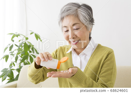 吃藥的高級婦女 吃藥的高級婦女 68624601