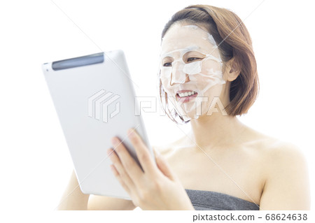 一個看平板電腦和麵膜的女人 一個看平板電腦和麵膜的女人 68624638