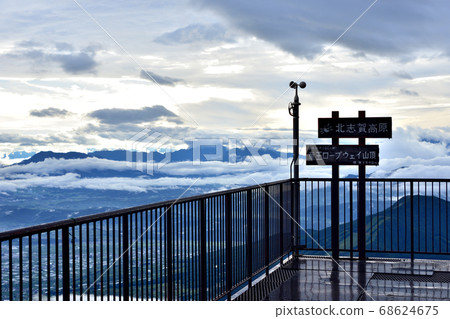 夏季黃昏時分,從觀景咖啡廳露台欣賞壯觀景色 夏季黃昏時分,從觀景咖啡廳露台欣賞壯觀景色 68624675
