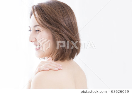 A woman suffering from shoulder stiffness A woman suffering from shoulder stiffness 68626059