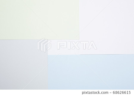 彩色紙疊背景位於字符空間的中心 68626615