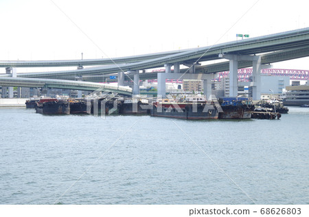 Views of the barge and highway moored at the Ajikawa, Osaka Views of the barge and highway moored at the Ajikawa, Osaka 68626803
