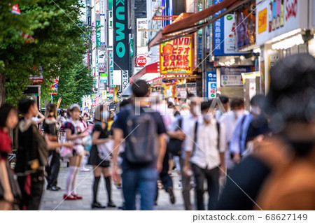 日本東京城市景觀：人們在炎熱的天氣中戴著口罩和女僕行走……=秋葉原東京，8月18日 68627149