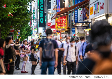 日本東京城市景觀：人們在炎熱的天氣中戴著口罩和女僕行走……=秋葉原東京，8月18日 68627150