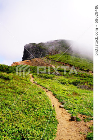 十勝岳從小富良野岳到富士山的山路。 十勝岳從小富良野岳到富士山的山路。 68629486