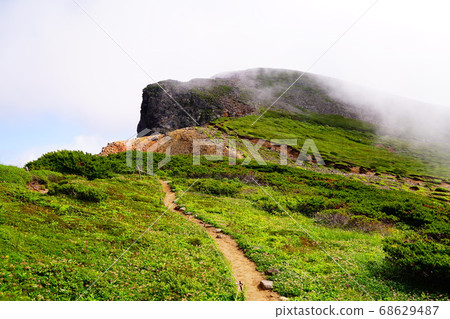 十勝岳從小富良野岳到富士山的山路。 十勝岳從小富良野岳到富士山的山路。 68629487