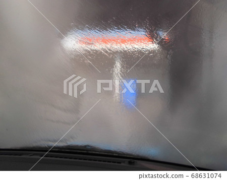 從車內視角拍攝的自動洗車畫面。汽車保養與維修。 68631074