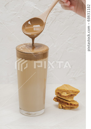 Cold tea with milk delicious beverage drinking products Dalgona coffee 069 68631182