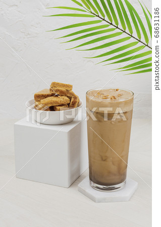 Cold tea with milk delicious beverage drinking products Dalgona coffee 047 68631186