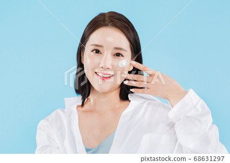 Women's natural beauty concept, beautiful young woman with clean perfect skin. summer skin care. 563 Women's natural beauty concept, beautiful young woman with clean perfect skin. summer skin care. 563 68631297