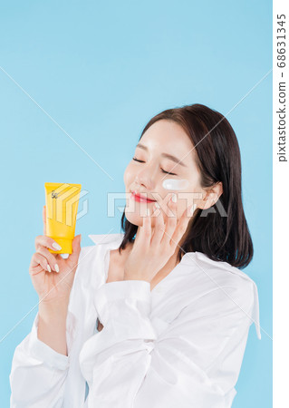Women's natural beauty concept, beautiful young woman with clean perfect skin. summer skin care. 560 68631345
