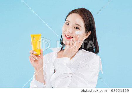 Women's natural beauty concept, beautiful young woman with clean perfect skin. summer skin care. 558 Women's natural beauty concept, beautiful young woman with clean perfect skin. summer skin care. 558 68631359
