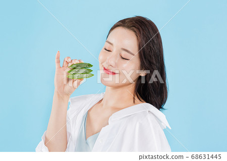 Women's natural beauty concept, beautiful young woman with clean perfect skin. summer skin care. 514 Women's natural beauty concept, beautiful young woman with clean perfect skin. summer skin care. 514 68631445