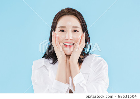 Women's natural beauty concept, beautiful young woman with clean perfect skin. summer skin care. 467 Women's natural beauty concept, beautiful young woman with clean perfect skin. summer skin care. 467 68631504