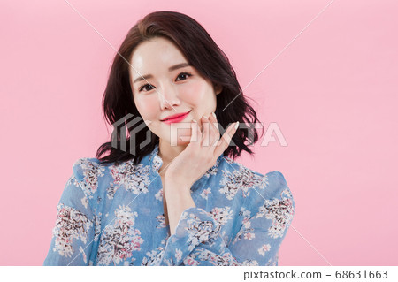 Women's natural beauty concept, beautiful young woman with clean perfect skin. summer skin care. 057 68631663