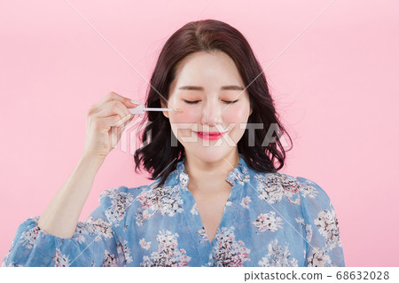 Women's natural beauty concept, beautiful young woman with clean perfect skin. summer skin care. 143 Women's natural beauty concept, beautiful young woman with clean perfect skin. summer skin care. 143 68632028