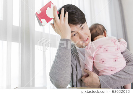 Modern young family concept, young mother and father with newborn 562 Modern young family concept, young mother and father with newborn 562 68632053