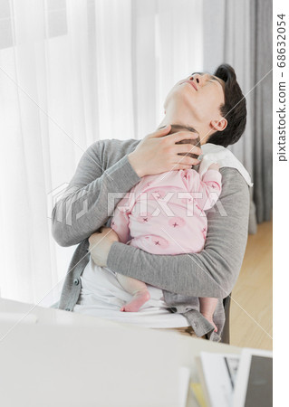 Modern young family concept, young mother and father with newborn 552 Modern young family concept, young mother and father with newborn 552 68632054