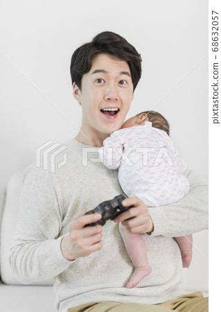 Modern young family concept, young mother and father with newborn 430 Modern young family concept, young mother and father with newborn 430 68632057