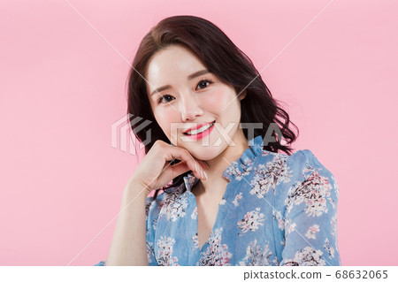 Women's natural beauty concept, beautiful young woman with clean perfect skin. summer skin care. 111 Women's natural beauty concept, beautiful young woman with clean perfect skin. summer skin care. 111 68632065