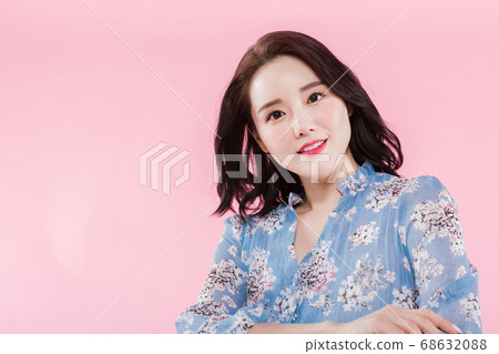 Women's natural beauty concept, beautiful young woman with clean perfect skin. summer skin care. 083 Women's natural beauty concept, beautiful young woman with clean perfect skin. summer skin care. 083 68632088