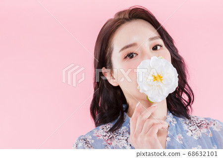 Women's natural beauty concept, beautiful young woman with clean perfect skin. summer skin care. 058 68632101