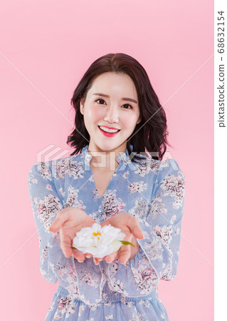 Women's natural beauty concept, beautiful young woman with clean perfect skin. summer skin care. 060 Women's natural beauty concept, beautiful young woman with clean perfect skin. summer skin care. 060 68632154