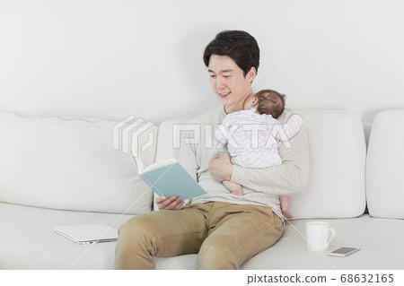 Modern young family concept, young mother and father with newborn 421 Modern young family concept, young mother and father with newborn 421 68632165