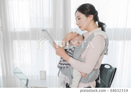 Modern young family concept, young mother and father with newborn 260 Modern young family concept, young mother and father with newborn 260 68632319