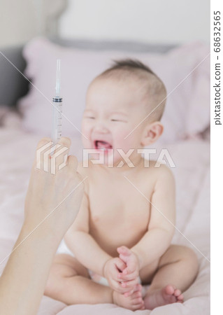 Modern young family concept, young mother and father with newborn 068 Modern young family concept, young mother and father with newborn 068 68632565