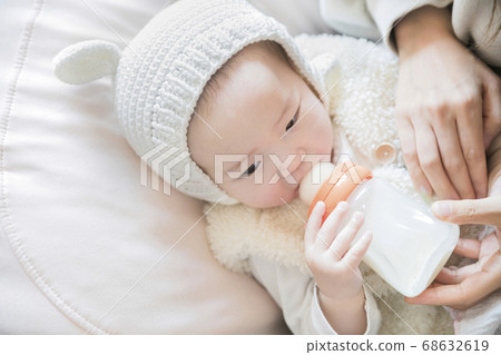 Modern young family concept, young mother and father with newborn 033 Modern young family concept, young mother and father with newborn 033 68632619