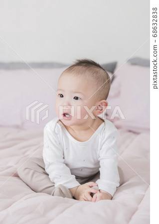 Modern young family concept, young mother and father with newborn 054 68632838