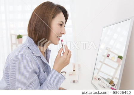 Woman doing make-up 68636490
