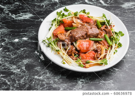 Stir-fried beef and tomato Stir-fried beef and tomato 68636978