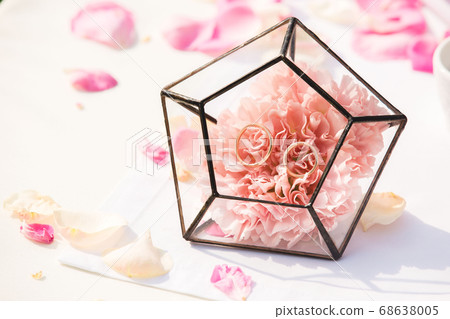 Close-up photo of beautiful wedding rings details 68638005