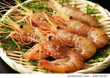 Button shrimp in a colander (close-up) Button shrimp in a colander (close-up) 68639393