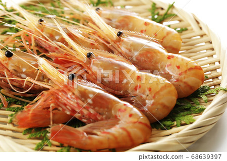 Button shrimp in a colander (close-up) 68639397