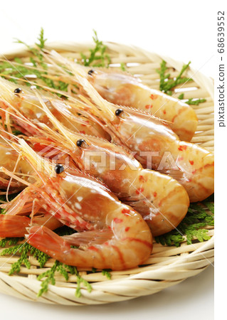 Button shrimp in a colander (close-up) 68639552