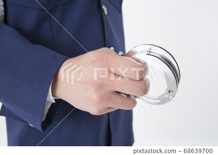 手銬和男警官 手銬和男警官 68639700