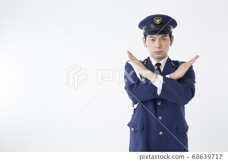 Male police officer 68639717