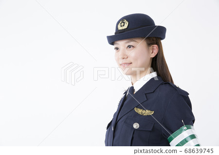 微笑的女警官 68639745