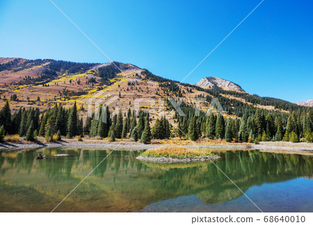 Autumn lake 68640010