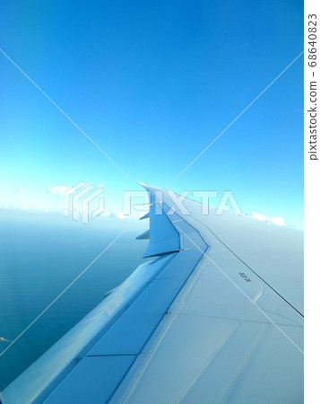 飛機濺和藍藍的天空 68640823