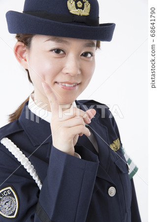 Female police officer explaining 68641790