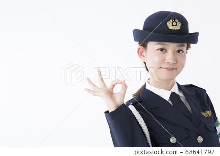 給 OK 手勢的女警官 68641792