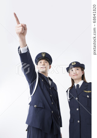 警察指著 68641820