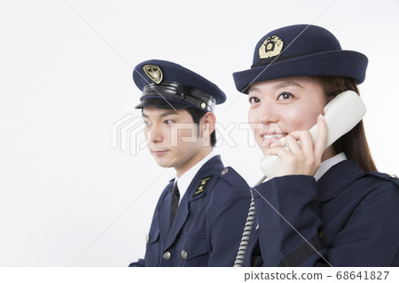 Police officer receiving a call 68641827