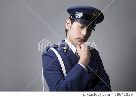 A troubling police officer 68641839