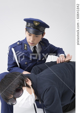 The police officer who catches the criminal The police officer who catches the criminal 68641842